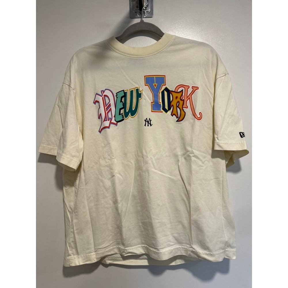 NWOT New Era New York Yankees Tee Sz:M Streetwear spellout MLB Graphic Cream Tee